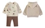 Costas do conjunto Babybol bosque com casaco tricot bege
