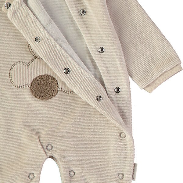 Detalhe da abertura kimono e ursinho bordado no babygrow Babybol