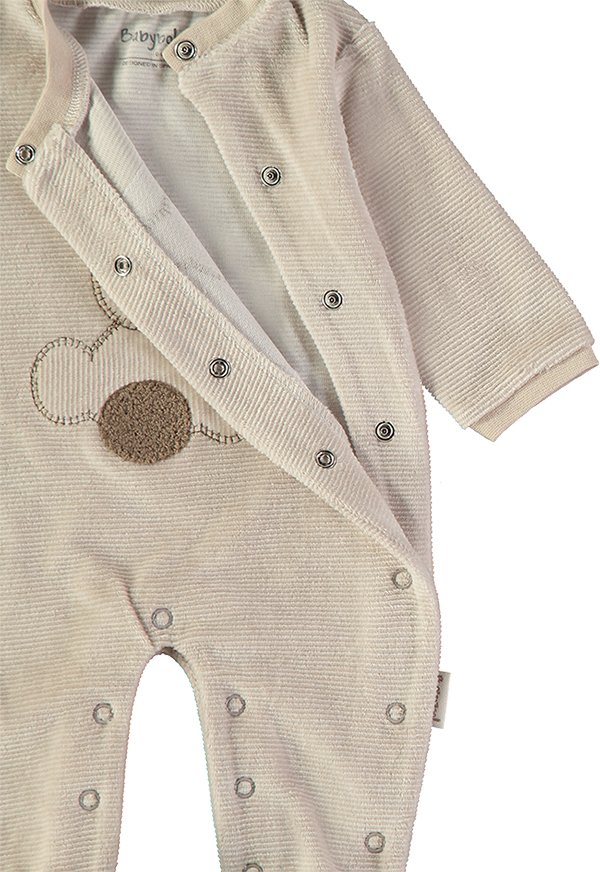 Detalhe da abertura kimono e ursinho bordado no babygrow Babybol