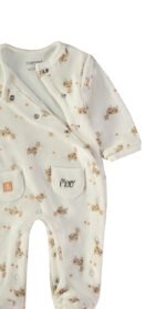 Detalhe dos bolsos bordados Moo no babygrow veludo Babybol